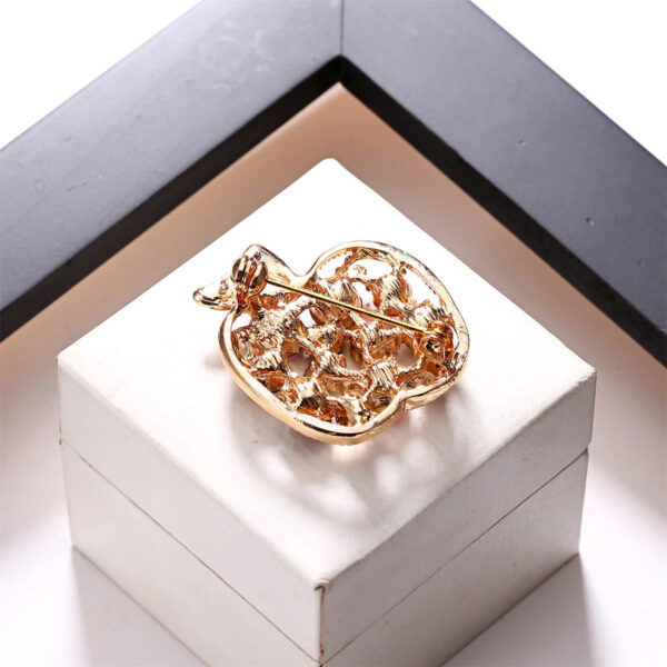 Full Rhinestone Fruit Brooches Women Shining Lucky Fruit Leaf Brooch Pin Dress Coat Hat Broches Luxury Bijouterie Jewelr